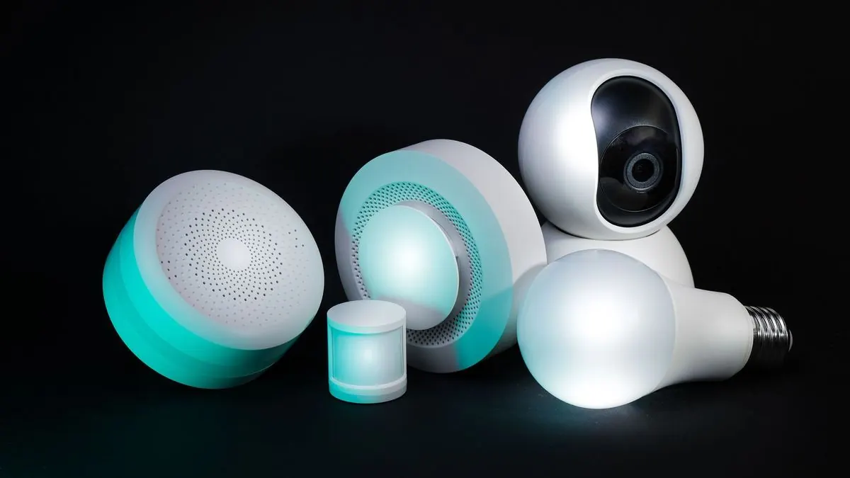 Умные датчики, камера и IoT-устройства на тёмном фоне