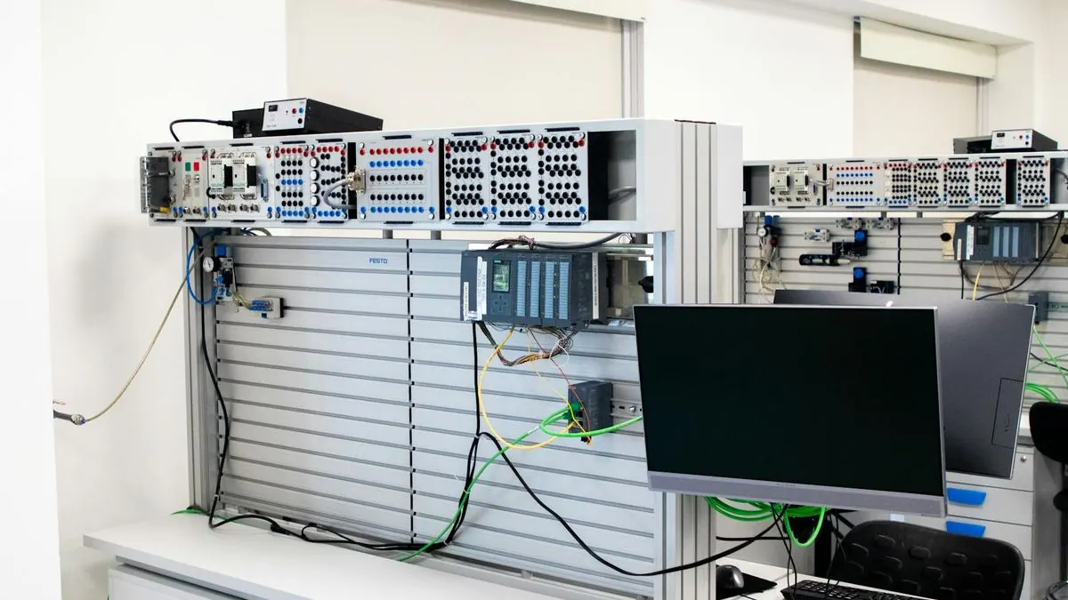 Тематическое фото для исследования: Чем заменить Darktrace и Cisco Firepower
